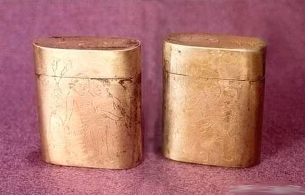 Hộp đồng chứa thuốc kích thích cũng là một trong số món đồ không thể thiếu của các thiếu nữ xưa.