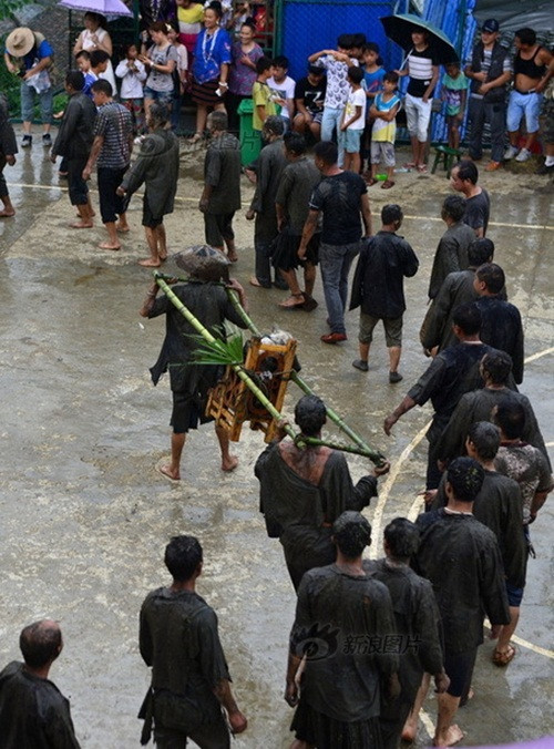 Tưởng chừng hết hy vọng thì bất ngờ con chó ngồi trên kiệu sủa vang, báo hiệu Viêm Đế giáng lâm. Lúc này, người dân quỳ xuống cầu xin Viêm Đế ban mưa. Ứng lời cầu nguyện, chỉ một lúc sau trời đổ mưa như trút, cứu sống vạn vật. Từ đó đến nay, rước chó cầu mưa thuận gió hòa, tỏ lòng biết ơn trở thành một phong tục độc đáo của những người thiểu số thuộc Miêu tộc.