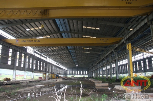 Cảnh hoang tàn của Nhà máy kết cấu thép. Theo thiết kế, thép tấm sau khi được cán ở Nhà máy cán kế bên sẽ được uốn thành hình ở đây. Ảnh: Nghi Điền