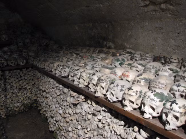 Nhà mồ đáng sợ này chứa đầu lâu, hài cốt của hơn 1200 người. Những chiếc đầu lâu được viết tên và trang trí, xương cũng được phân khúc và xếp lẫn vào nhau. (Nguồn Boredomtherapy)