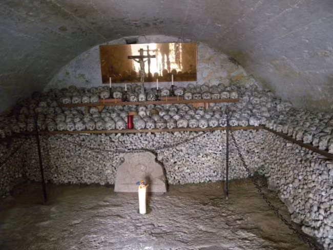 Nằm ẩn mình ở một khu vực hẻo lánh của thị trấn là nhà mồ Charnel House, một trong những nơi đáng sợ nhất trên thế giới, được mệnh danh là kho linh hồn. (Nguồn Boredomtherapy)