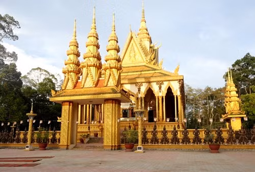 Chùa Cà Hom- ngôi chùa mà đại gia Trầm Bê đã bỏ khoảng 10 tỷ ra xây dựng.