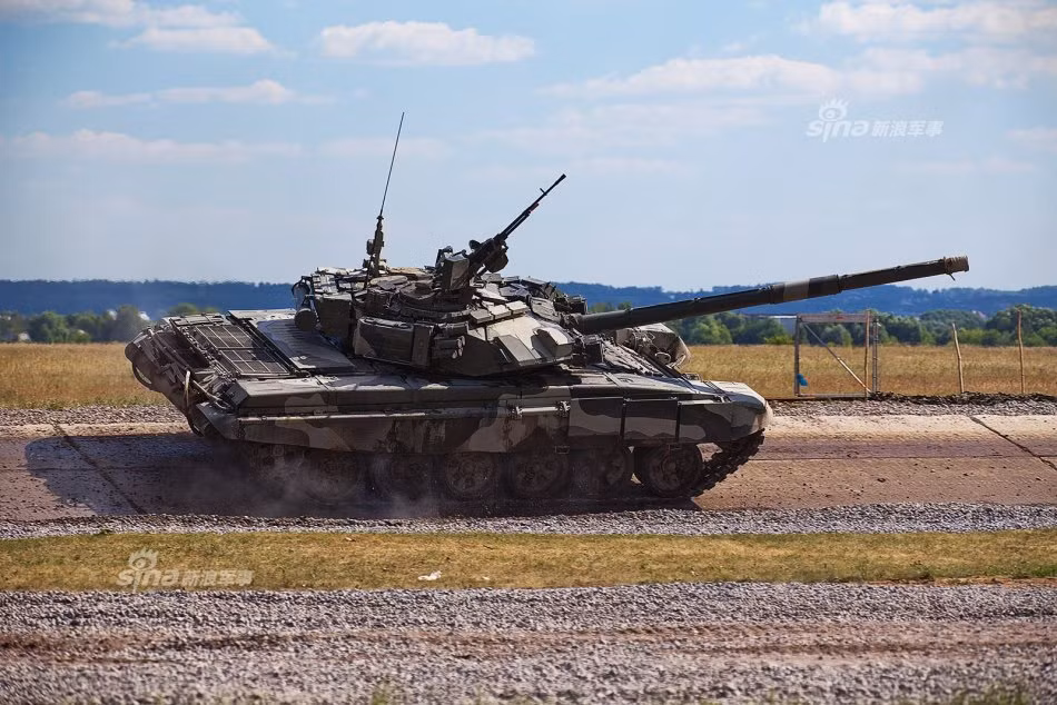 Nhờ được trang bị hệ thống điều khiển hỏa lực tiên tiến, xe tăng T-90S có khả năng tiêu diệt mục tiêu xe tăng cách 5km khi xe đang di chuyển (vừa đi vừa bắn) tốc độ trung bình 30km/h. Cự ly tấn công vào ban đêm khoảng 3km. Nguồn ảnh: Sina