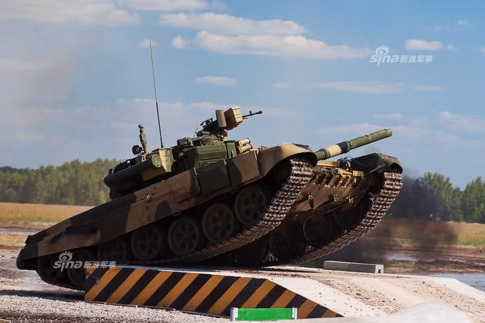 Việc thay mới động cơ giúp xe tăng chủ lực T-90S có trọng lượng tới 46 tấn di chuyển được với tốc độ tối đa 65km/h, dự trữ hành trình 345-520km tùy tốc độ. Nguồn ảnh: Sina