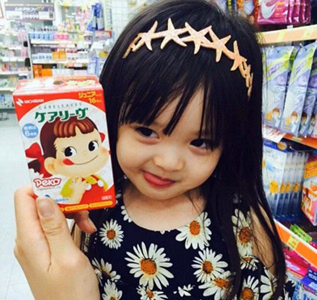 Cha mẹ em bé lai xinh đẹp đã chia sẻ những hình ảnh đời thường trên trang mạng cá nhân và nó nhanh chóng được yêu thích tại Nhật Bản. 