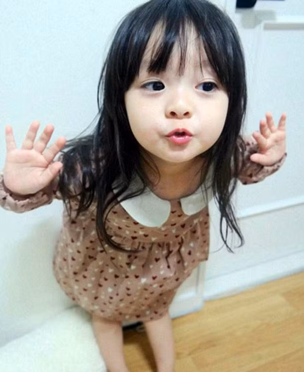 Gần đây, em bé lai Jae-eun 3 tuổi mang trong mình dòng máu Nhật Bản và Hàn Quốc trở thành hiện tượng mạng mới nhất.