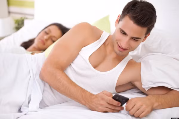 Thay đổi thói quen sinh hoạt vợ chồng. Nếu chồng ngoại tình, chắc chắn hứng thú của anh ta về việc chăn gối với bạn sẽ hạn chế, hoặc thậm chí chỉ làm qua loa hết trách nhiệm.