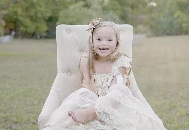 Chị của Julie, cô Dina được chuẩn đoán hội chứng Down và được các bác sỹ dự đoán cô không thể sống tới 7 năm tuổi. 