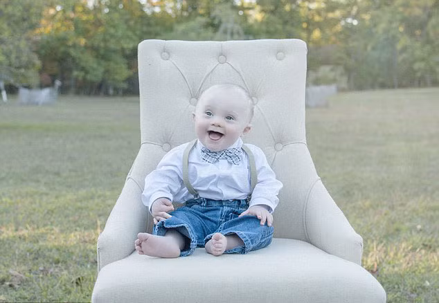 Bằng khung ảnh rất đơn giản, bãi cỏ và chiếc ghế đơn sơ nhưng đã toát lên vẻ hạnh phúc rạng rời của các bé