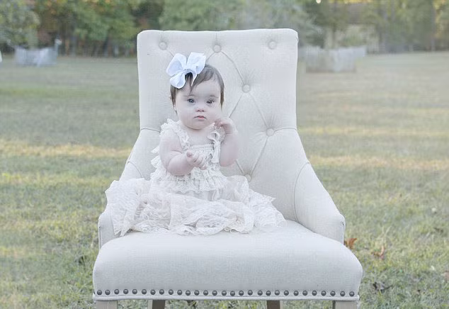 Nữ nhiếp ảnh gia người Mỹ Julie đã chụp ảnh những đứa trẻ mắc hội chứng Down bẩm sinh, nhằm bày tỏ sự thương tiếc và đồng cảm bởi cái chết của người chị gái Dina đã chết vào năm 2011 do hội chứng này.