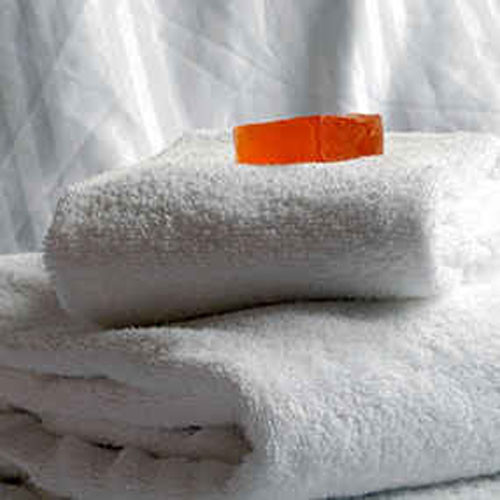 Chườm bằng nước mát. Bạn có thể dùng khăn cotton ngâm trong nước lạnh và chườm lên vết zona trong vài phút. Không sử dụng đá lạnh để chườm trực tiếp và hãy dùng khăn riêng của mình.