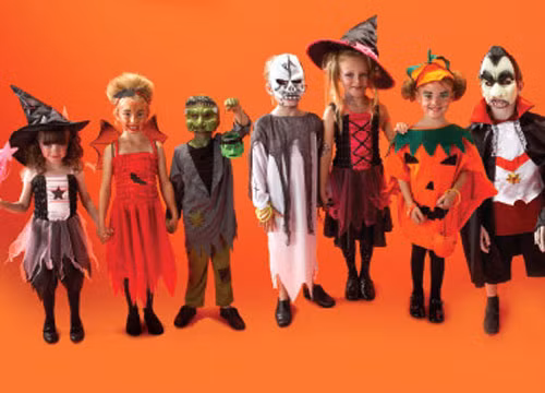 Halloween đã đến gần kề, nhưng không phải bậc cha mẹ nào cũng muốn con mình mặc những bộ trang phục Halloween kinh dị như zoombie hay ma dọa người. Để có những lựa chọn khác, phụ huynh hãy xem những bộ trang phục hết sức dễ thương sau.