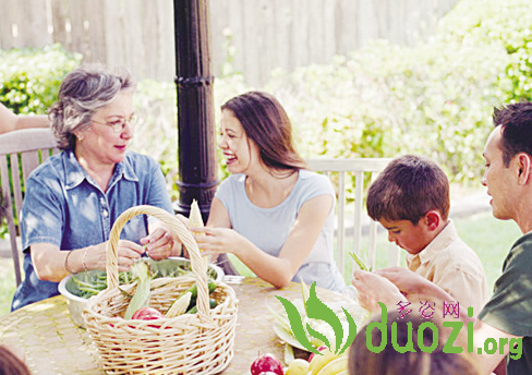 Thứ nhất, tôn trọng lẫn nhau. Với bổn phận là người con, các nàng dâu phải biết tôn trọng người thân sinh ra người chồng của mình, mẹ là người nuôi dưỡng và dạy dỗ chồng của mình. 