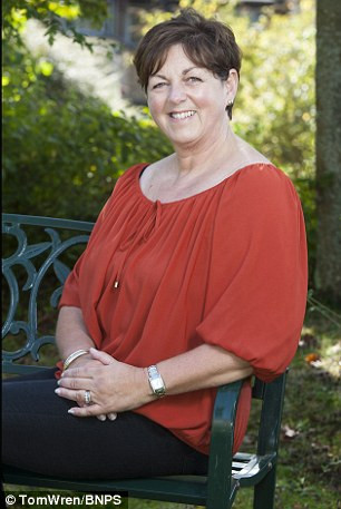 Mô hình ngực giả này là tác phẩm của bà Lesley, 56 tuổi ở nước Anh. Bà đã phẫu thuật cắt bỏ tuyến vú của mình cách đây 5 năm. Sau đó, bà nghĩ ra một ý tưởng sản xuất những núm vú giả bằng silicon dành cho những phụ nữ đã cắt bỏ tuyến vú, để họ có thể tự tin như chưa từng trải qua giai đoạn bệnh khó khăn.