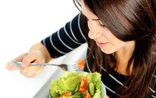 Ăn nhiều rau. Cà phê sẽ chỉ là giải pháp tức thời gây hại cho sức khỏe theo nhiều cách khác nhau. Thay vì nhờ đến giải pháp như cà phê để tỉnh táo, đây là cách tốt nhất để bạn thức đêm khỏe mạnh.