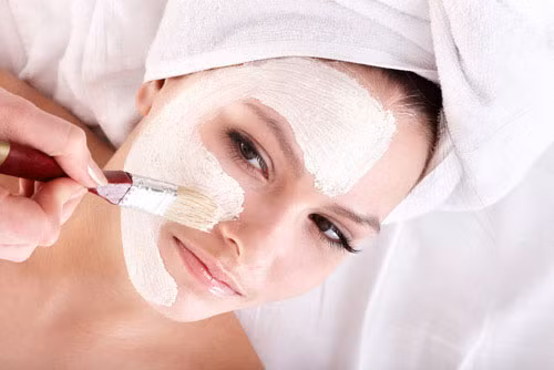 Axit salicylic là vỏ hóa chất hữu hiệu nhất trong việc thúc đẩy tẩy da chết và xâm nhập các tuyến dầu mỡ. Bạn hoàn toàn có thể thực hiện mặt nạ hóa chất này tại nhà.