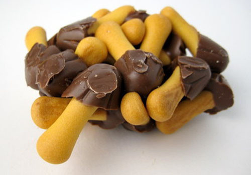 Chocolate nấm Wisconsin Mỹ. Xuất xứ từ tiểu bang Wisconsin, nguyên liệu chính của loại chocolate ngon này từ nấm sấy khô, chocolate đen Peru và 70% chocolate trái cây Colombia.