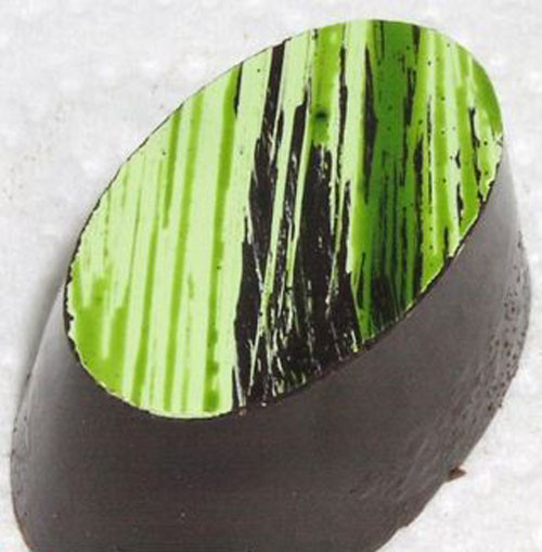 Chocolate hương vị dưa chuột, được làm bởi phần trăm dân số nhỏ Los Angeles. Họ dùng phương pháp làm chocolate truyền thống của Pháp nhưng nguyên liệu kỳ lạ là dưa chuột. Đó là một lớp chocolate đen trên chocolate trắng được làm từ nước ép dưa chuột, vodka và bạc hà, làm cho người ăn có cảm giác vừa tươi mát lại vừa say nồng.