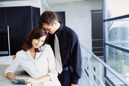 Thứ ba, tâm trạng buồn bã nên tìm người giải khuây. Người đàn ông thường xuyên đi công tác xa nhà hay sử dụng lý do này nhiều nhất. Cảm giác cô đơn lạnh lẽo mỗi buổi tối khi không có gia đình ở bên chăc chắn khiến con người ta khó chịu, nhưng giới mày râu có thể tìm tới những người bạn cùng giới, tại sao đàn ông tìm bạn khác giới?