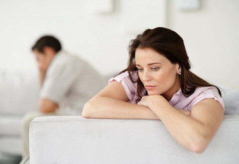 Cũng có những người phụ nữ nhút nhát, mặc gì biết hôn nhân không có tương lại, người chồng không coi trọng mình, nhưng vẫn cố giữ thói quen cuộc sống hôn nhân, không có đủ cam đảm và dũng khí thay đổi vận mệnh của mình.