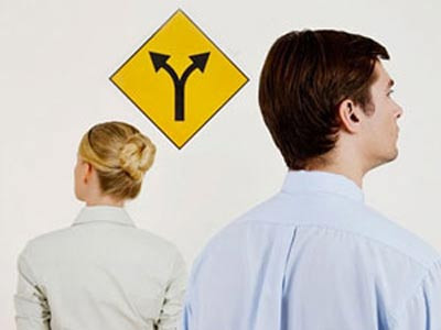 Thứ ba, phụ nữ cho rằng đàn ông nào cũng giống nhau. Sau khi vấp phải sự phản bội hoặc sự thất bại của hôn nhân, người phụ nữ dần cho rằng, bản chất đàn ông là giống nhau, do vậy, họ cũng không muốn bước tiếp và đưa ra sự lựa chọn tiếp theo. Hầu hết sẽ cố gắng chịu đựng cuộc hôn nhân không hạnh phúc.