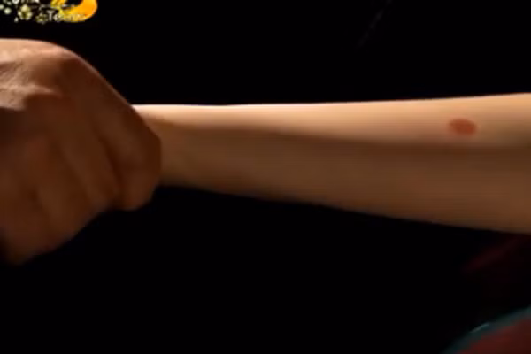 Chính nhờ đặc tính kỳ lạ này, thủ cung sa trở thành một thứ thuốc thần diệu được người Trung Quốc cổ đại sử dụng để kiểm tra trinh tiết phụ nữ. Điều này được ghi chép một cách đầy đủ trong những bộ sử chính thống chứ không chỉ là trong những truyền thuyết dân gian hay các tiểu thuyết võ hiệp. Khoa học hiện đại đã bác bỏ cách kiểm tra này.