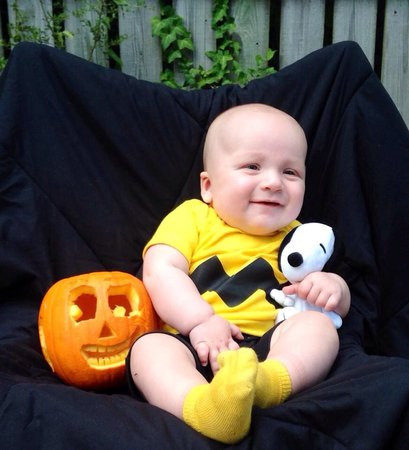 Vận đồ tia chớp rất đơn giản nhưng bé vẫn rất đáng yêu.