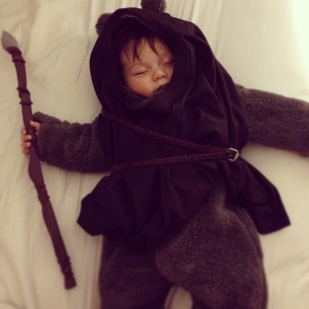 Chiến binh nhí được mẹ mặc trang phục Halloween song vẫn ngủ say sưa.