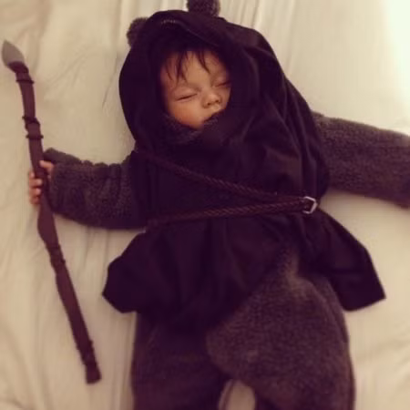 Chiến binh nhí được mẹ mặc trang phục Halloween song vẫn ngủ say sưa.