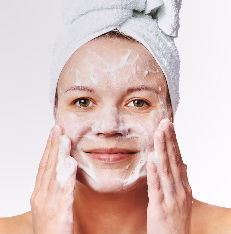 6. Chọn sữa rửa mặt phù hợp với da. Người có mụn trứng cá thường rất thiếu kiên nhẫn với các sản phẩm chăm sóc làm cho mụn tồi tệ hơn. Nếu muốn mụn được cải thiện, bạn hãy thường xuyên làm sạch da dầu, rửa mặt 2 ngày 1 lần với sản phẩm làm đẹp phù hợp được bác sỹ khuyên dùng.