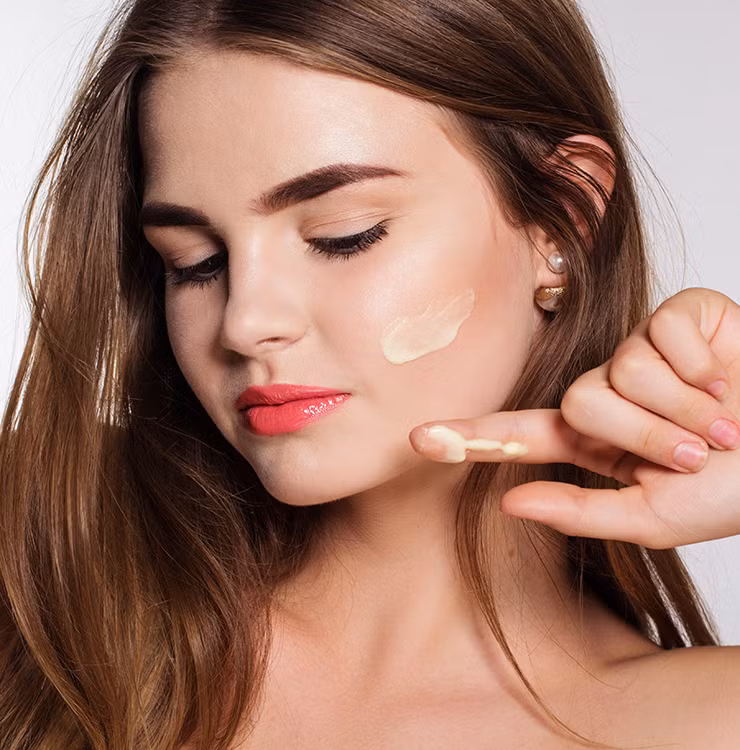 5. Điều trị bằng Retinoids. Thuốc điều trị trứng cá này không chỉ thâm nhập và lấy đi các bã nhờn. Nó cũng có những lợi ích như kháng khuẩn và chống viêm, thúc đẩy tăng trưởng collagen và đẩy lùi những vết thâm. Trở ngại duy nhất là bạn cần kiên nhẫn vì thuốc sẽ chỉ phát huy tác dụng sau 2-3 tháng.