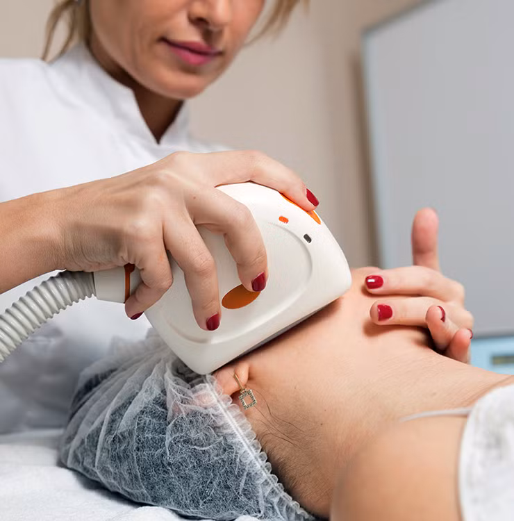 3. Điều trị bằng ánh sáng màu xanh. Liệu pháp này được các bác sỹ và chuyên gia spa rất ưa chuộng. Năng lượng ánh sáng xanh phát ra có thể làm co các tuyến dầu gây bã nhờn và diệt vi khuẩn trên da, đặc biệt với mụn trứng cá và mụn lưng.