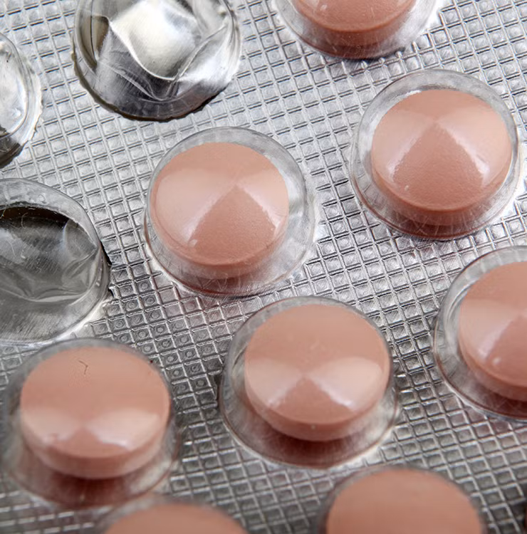 4. Dùng thuốc tránh thai. Nhiều phụ nữ có mụn trứng cá ở cằm và hàm dưới là do sự mất cân bằng nồng độ hormone estrogen và testosterone (đặc biệt trong thời gian kinh nguyệt).