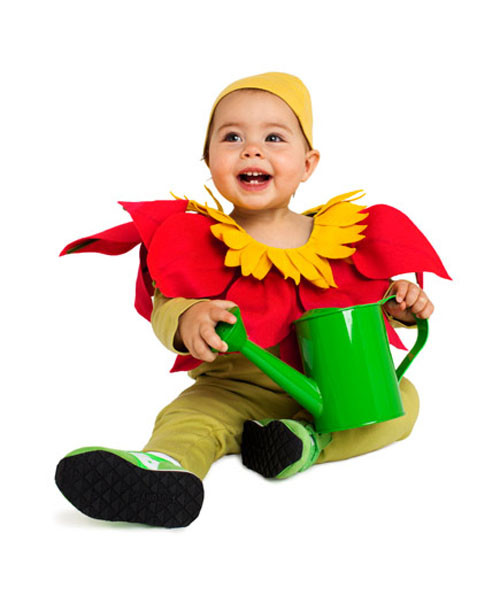 Bé như một bông hoa nhỏ xinh xắn đáng yêu ai cũng thích ngắm nhìn.