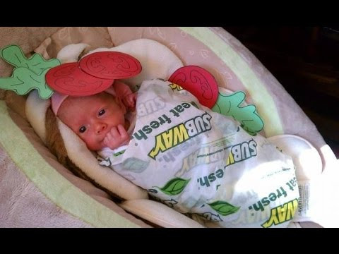 Dù đang nằm trong nôi, bé cũng được hóa trang vô cùng lộng lẫy.