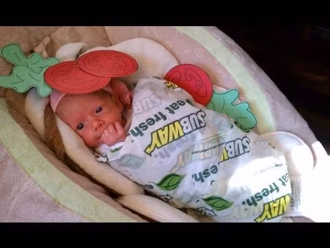 Dù đang nằm trong nôi, bé cũng được hóa trang vô cùng lộng lẫy.