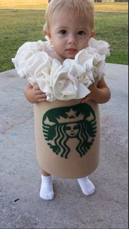 Có khi bé được mẹ biến thành cốc cà phê Starbucks nổi tiếng hấp dẫn như thế này.