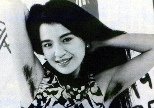 Lông nách. Giáo sư Đại học Harvard nghiên cứu về sinh học tiến hóa của con người Daniel Lieberman cho biết, có hai tuyến mồ hôi của con người, trong đó là tuyến mồ hôi lớn chủ yếu là ở nách, còn tuyến nhỏ nằm ở khắp cơ thể.