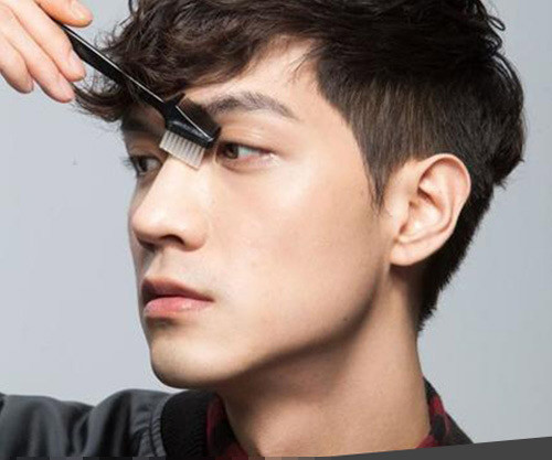 Lông mày. Nguồn gốc phát triển của lông mày không đồng nhất. Một giả thuyết cho rằng vai trò của lông mày để ngăn chặn mồ hôi, nước mưa cho mắt. 