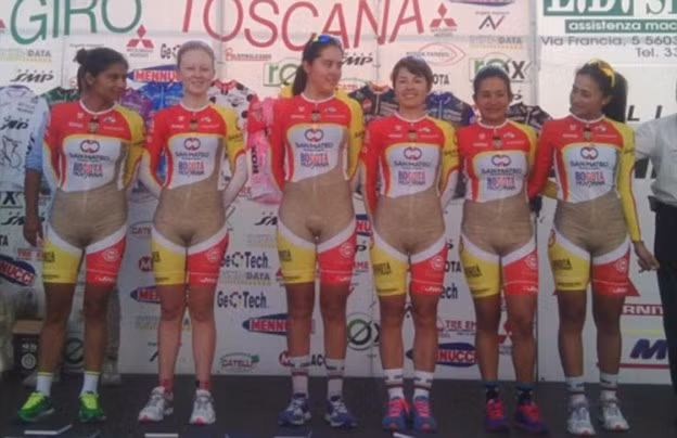 Chiếc váy này không phải là thiết kế đầu tiên giống bộ phận cơ thể người. Bộ trang phục của đội đua xe đạp nữ Colombia có phần dưới trông giống như không mặc gì khiến cho người nhìn phải đỏ mặt.