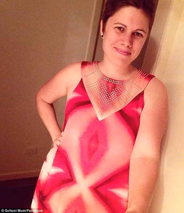 Một nhà thiết kế có tên tuổi ở Úc đã thiết kế một chiếc váy bình thường như bao chiếc váy khác. Thế nhưng, không ngờ khi nó được tung ra thị trường đã tạo thành cơn sốt bởi váy in họa tiết không khác gì hình vùng kín phụ nữ.