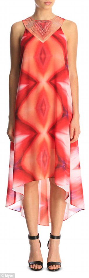 Một người khác viết “Tôi đã thử nó cho cô con gái 15 tuổi của mình xem và cô bé bật cười “cởi nó ra đi mẹ”. Chiếc đầm maxi bỗng dưng nổi tiếng này được bán lẻ với giá 219$ (gần 5 triệu đồng).