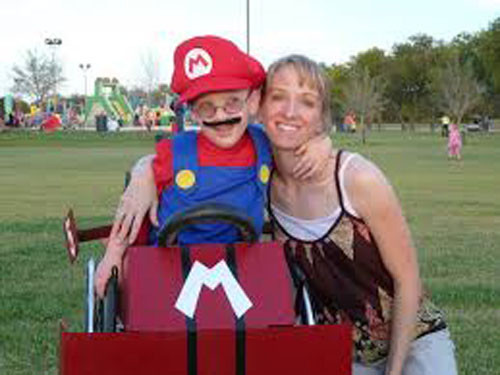 Một bà mẹ ở bang Texas, Mỹ đã cổ vũ tinh thần con trai tàn tật của mình bằng cách tạo ra những bộ đồ hóa trang và trang trí Halloween ấn tượng cho chiếc xe lăn đồng bộ với trang phục của cậu bé.