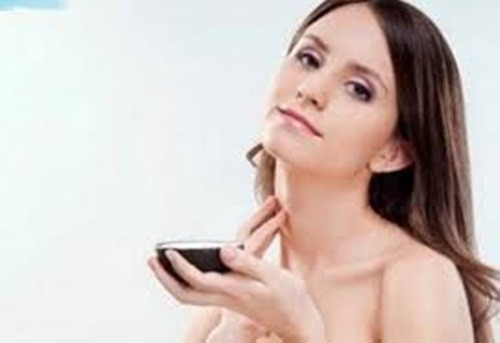 2. Đừng quên kem chống nắng. Theo cơ quan bảo vệ môi trường, 90% thay đổi có thể nhìn thấy trên da được gây ra bởi ánh nắng. Điều đó bao gồm những thứ như nốt ruồi, đồi mồi và nếp nhăn.