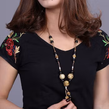 Bạn có thể dùng phụ kiện cho cổ như vòng dài, vòng nhiều lớp sẽ khiến cho người khác chỉ chú ý đến phụ kiện mà thôi.