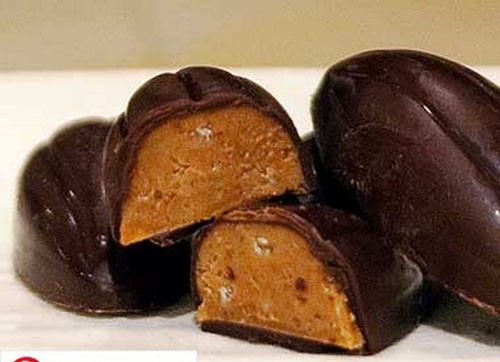 Chocolate kẹo nổ được sản xuất ở Barcelona, Tây Ban Nha. Thành phần của loại chocolate này gồm kẹo Hazelnut, muối biển Maldon (loại muối nổi tiếng từ vùng biển phía Nam nước Anh) và kẹo nổ ngâm trong bơ cacao. Chỉ cần cắn một miếng, kẹo nổ sẽ nổ tí tách trong miệng của bạn.