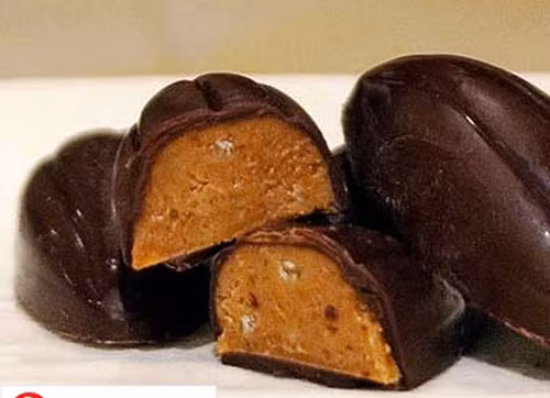 Chocolate kẹo nổ được sản xuất ở Barcelona, Tây Ban Nha. Thành phần của loại chocolate này gồm kẹo Hazelnut, muối biển Maldon (loại muối nổi tiếng từ vùng biển phía Nam nước Anh) và kẹo nổ ngâm trong bơ cacao. Chỉ cần cắn một miếng, kẹo nổ sẽ nổ tí tách trong miệng của bạn.