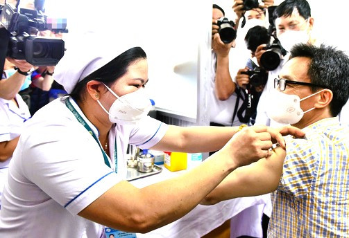 Pho thu tuong Vu Duc Dam tiem mui 4 vacxin ngua Covid-19