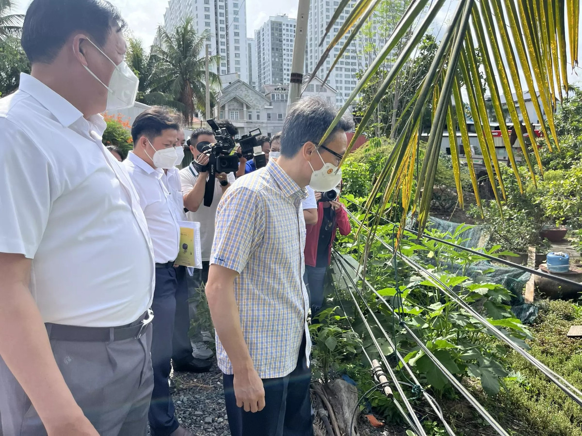 Phó thủ tướng Vũ Đức Đam tiêm mũi 4 vắcxin ngừa Covid-19 - Hình 2 Pho thu tuong Vu Duc Dam tiem mui 4 vacxin ngua Covid-19-Hinh-2