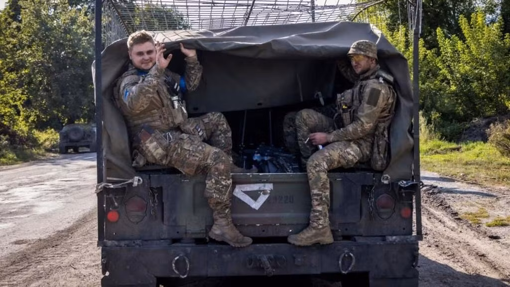 Lực lượng Vũ trang Ukraine và một số nhóm bán quân sự đã phát động một cuộc tấn công vào khu vực Kursk và Belgorod của Nga vào ngày 6/8. Ước tính khoảng 15.000 nhân sự tham gia cuộc tấn công, lực lượng này được trang bị xe tăng T-64 và Leopard, hệ thống phòng không di động BuK-M1 Abrams và hơn 100 máy bay không người lái các loại, cùng với các thiết bị khác. Ảnh: BBC.